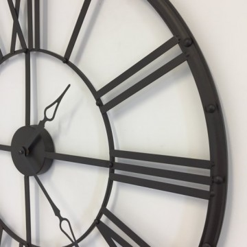 Grote bruine metalen klok