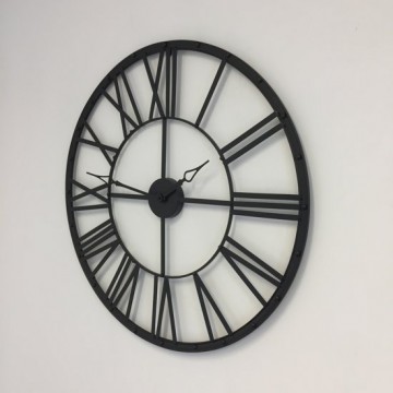 Zwart metalen wandklok